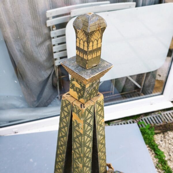 Rare jouet Tour eiffel en bois à construire en trois D composée de 36 pièces, datant de début XXème. Jeux en bois avec papier collé pour les motifs de la Tour, de la célèbre maison HV & W ( Henri Villard et Jules Weill) à Strasbourg , transférée à Luneville après guerre et devenu Majolu. Spécialistes de la fabrication de jouets en bois , solides et durables. Des manque de papiers sur des endroits, des petites casses de bois. Bel état compte tenu de son age mais reste dans jus. Hauteur : 127 cm Largeurs Pieds : 58 cm