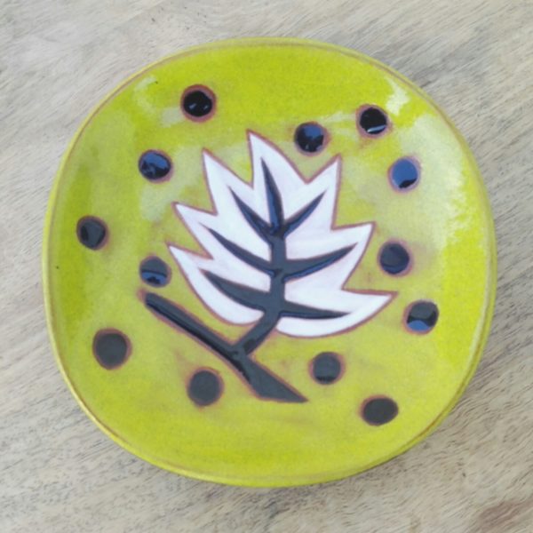 Joli vide poche en céramique émaillée à décor de feuille de vigne sur un fond vert anis. Signé Picart Le Doux.