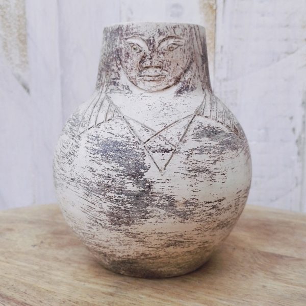 vase en céramique anthropomorphe à décor scarifié