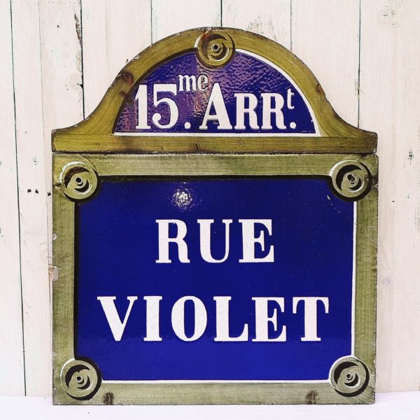 Plaque de rue  "Rue violet" du 15ème arrondissement de Paris en pierre de lave de Volvic émaillée datant de la moitié du XIX ème siècle.  Complétée de son chapeau d'arrondissement en terre cuite émaillée.