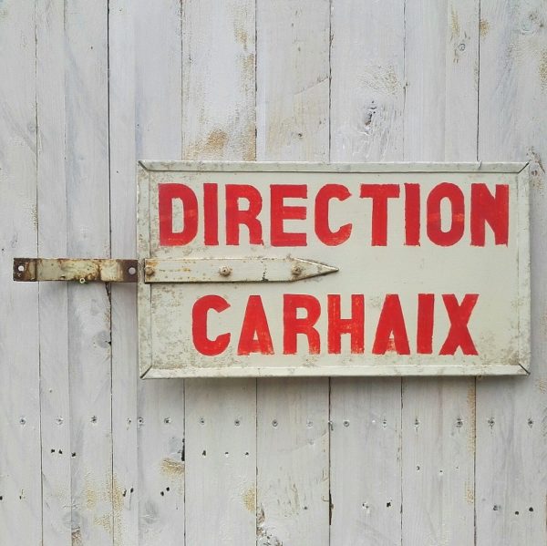 Plaque de direction pour train SNCF datant des années 60,en tôle peinte mentionnant la direction Carhaix dans les Côtes d'Armor. Possède son accroche en acier. Défraîchie sur une face, traces d'usures et manques de peinture, corrosion du crochet d'attache. Dans son jus