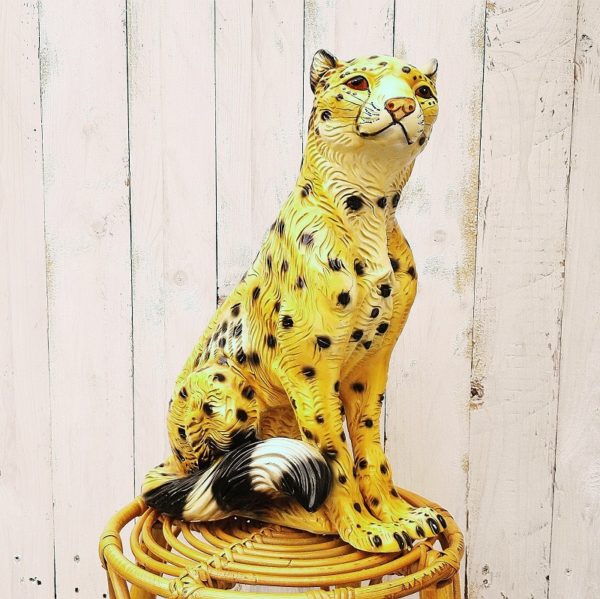 Panthère léopard en céramique peinte datant des années 70-80. Beau travail de peinture lui donnant une expression réaliste.  Quelques manques de peinture et quelques rayures d'usage.