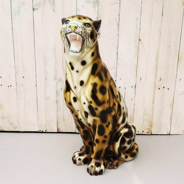 Panthère léopard en céramique peinte datant des années 70-80. Beau travail de peinture lui donnant une expression réaliste. Un éclat sur un croc et petits éclats sur les griffes, quelques manques de peinture et quelques rayures d'usage. Bon état général.
