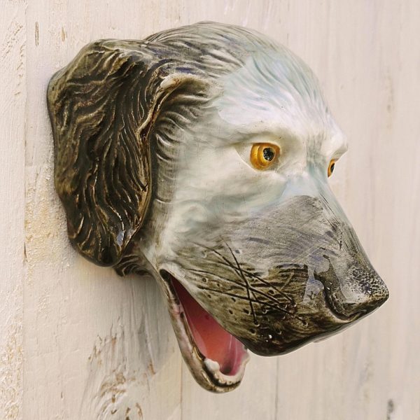 Rare ancienne tête de chien de race setter anglais en barbotine, à accrocher au mur. Très beau décor réaliste. Un numéro au dos. Parfait état.