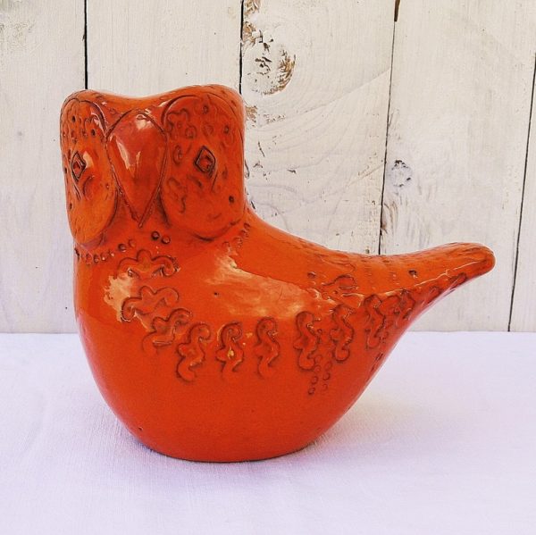 Chouette en céramique créée par Aldo Londi pour Bitossi, dans sa rare version orange. Excellent état. Hauteur : 16 cm Longueur : 18,5 cm Profondeur : 10 cm