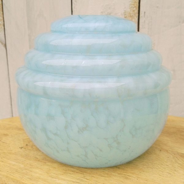 Globe en verre opalin de couleur bleue tachetés blanc, modèle Clichy.  Petites égrenures au niveau de l'emplacement de la douille et au col. Très bon état. Hauteur : 12 cm