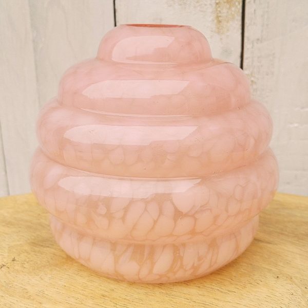 Globe en verre opalin de couleur rose tachetés blanc, modèle Clichy.  Un petit éclat au niveau de l'emplacement de la douille et un autre au col. Très bon état. Hauteur : 12 cm