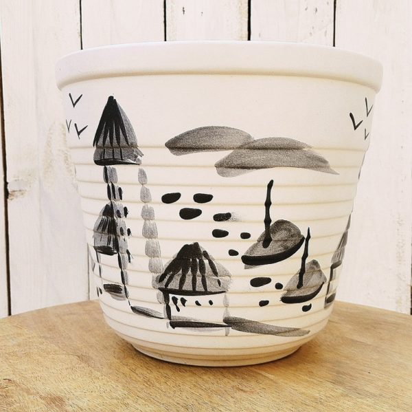 Cache pot en céramique datant des années 50-60, signé Millet Sèvres, à décor de bord de mer. Traces d'usage Bon état général Hauteur : 21 cm Diamètre : 24,5 cm