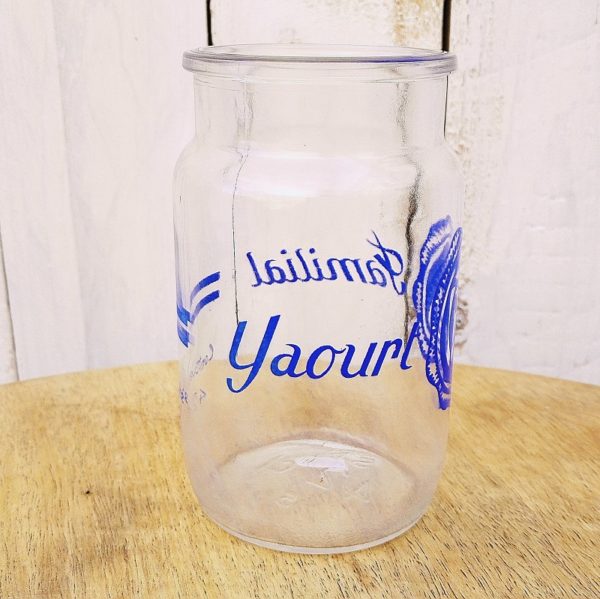 Pot de yaourt ancien, format familial, en verre sérigraphié FCO familial, contenance 42 cl. Petites traces ternes à l'intérieur, très bon état général.
