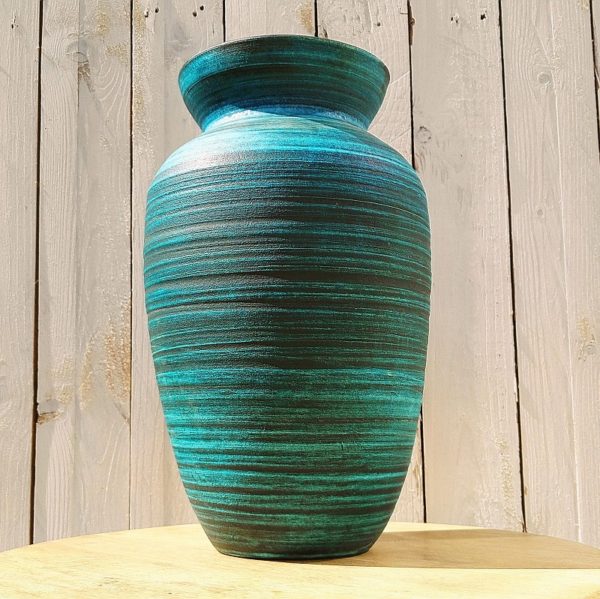 Grand vase en céramique bleu turquoise, série gauloise, signé Accolay. Intérieur noir irisé.  Excellent état. Hauteur : 37,5 cm