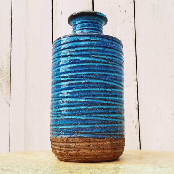 Vase en céramique scandinave, bi-colore, fond en terre cuite et le reste émaillé bleu turquoise. Excellent état Hauteur : 22,5 cm