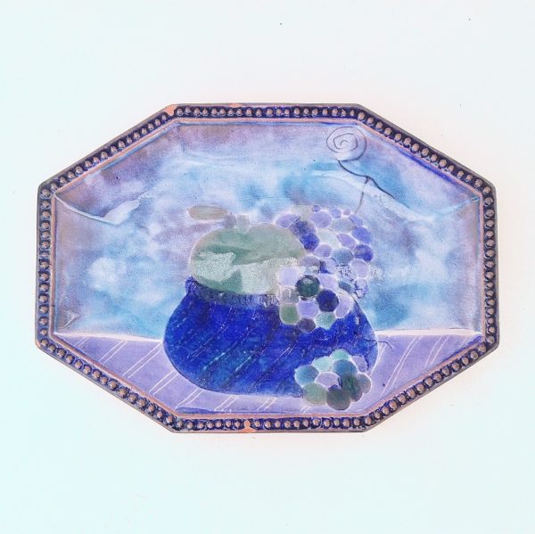 Vide poche aux fruits dans un camaïeu de bleu en céramique datant des années 70. Signé Cloutier. Quatre petits éclats sur le rebord (voir photo). Bon état général. Longueur : 23,5 cm Largeur : 17 cm