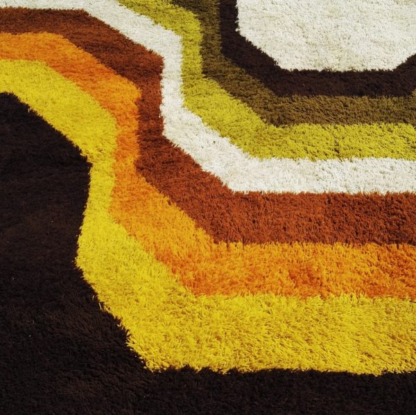 Grand tapis de la marque Desso, en laine polyacrylique, de fabrication Hollandaise, datant des années 70. Les couleurs pop typique de ces années sont encore très vives. Très bon état. Dimensions :  200 X 290 cm