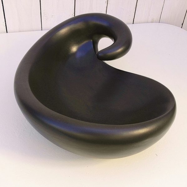 Grande coupe de forme libre en céramique noire irisée  datant des années 60, faisant penser au travail de Pol Chambost ou Elchinger. Excellent état Dimensions : 37,5 x 24,5 cm Hauteur max : 11 cm