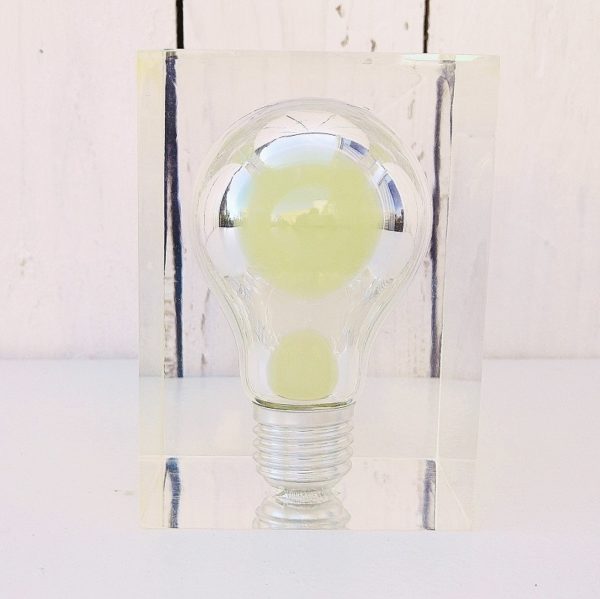 Inclusion d'une ampoule phosphorescente par Pierre Giraudon datant des années 70. Traces de rayures d'usage. Très bon état. Hauteur : 11 cm Profondeur : 8 cm Largeur : 8 cm