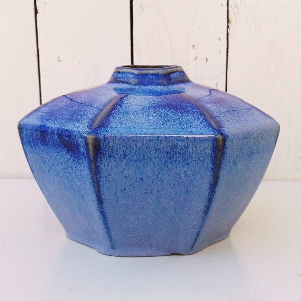 Vase en grès émaillé flammé dans les ton de bleu, de forme octogonale d'époque art déco. Signé en creux Grès Sylva. Quelques petits défauts de cuisson, un petit éclat sur le pied. Bon état général. Hauteur : 11 cm Diamètre : 18 cm