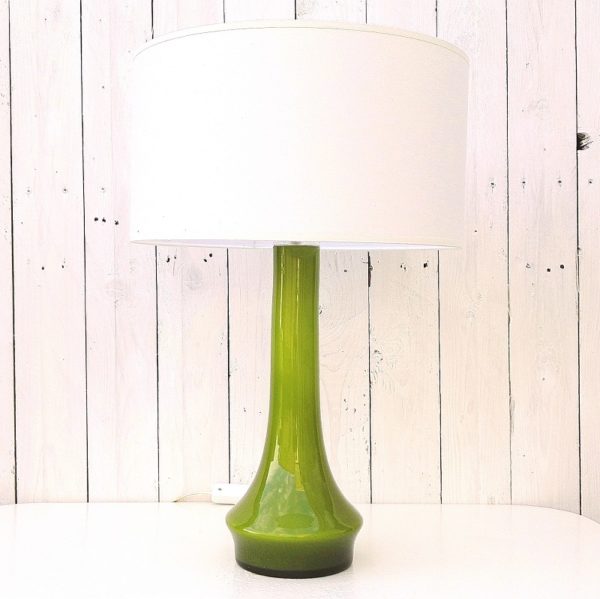 Grand pied de lampe en verre de couleur olive, datant des années 60-70. Electrification d'origine.  excellent état Hauteur avec douille : 40 cm (vendue sans abat-jour)