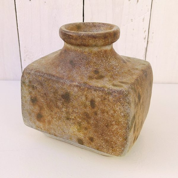 Vase cubique en grès signé Agnes Escala datant des années 60-70. excellent état Hauteur : 14 cm Largeur : 10.5 cm profondeur : 9.5 cm
