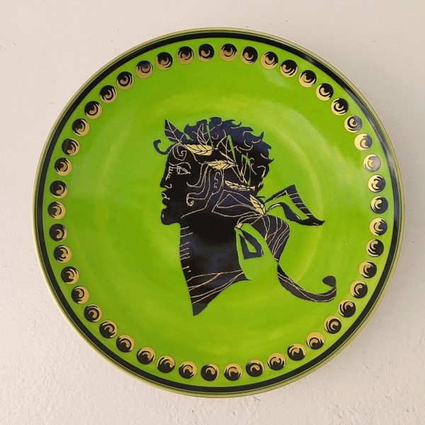 Rare assiette en porcelaine intitulée " Les mythologies" représentant Apollon, par Christian Lacroix le célèbre couturier.  Petites rayures d'usage. Excellent état. Diamètre : 21 cm