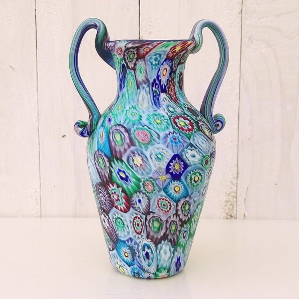 Vase amphore en verre de Murano au décor millefiori par Fratelli Toso. datant des années 1910. Design Italie.  Excellent état.  Hauteur : 17 cm