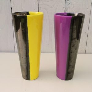 Paire de vases cornets en céramique bicolore, datant des années 50-60, faisant penser au travail d'Elchinger. Une égrenure sur le vases violet, parfait état pour le jaune. Très bon état général Hauteur : 18 cm Diamètre col : 7,5 cm