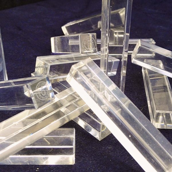 Série de quatorze porte couteaux en cristal de Baccarat, de forme rectangulaire, ligne épurée. Excellent état. Longueur : 8 cm 
