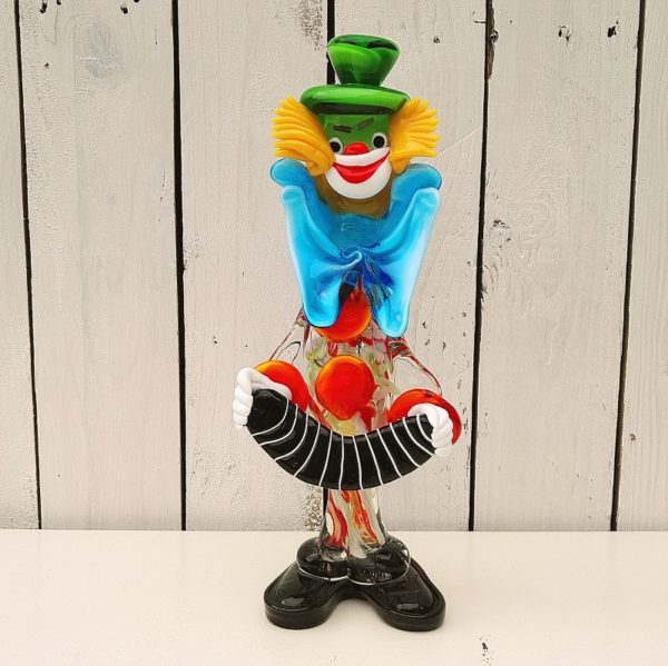 Grand clown à l'accordéon en verre épais multicolore de Murano. Possède son étiquette d'origine marquée Murano, made in Italy.. Parfait état. Hauteur : 29,5 cm