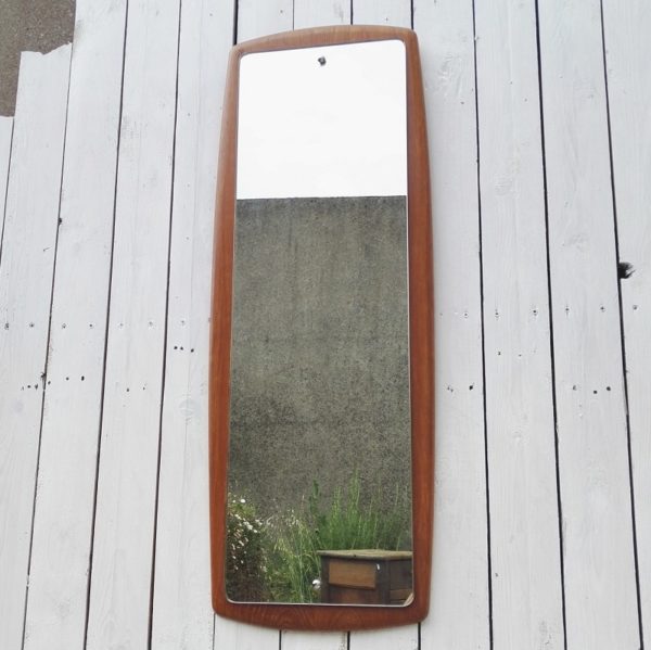 Grand miroir scandinave datant des années 60, entourage en teck. Rayures et petites traces d'usage sur le contour teck. Miroir en bon état. Très bon état général. Dimensions : 92 x 34 cm