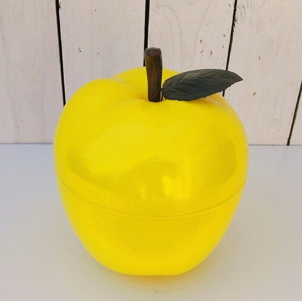 Pomme à glaçons de couleur jaune acidulé, possède sa feuille d'origine. Une vraie icône des années 70. Rayures et traces d'usage. Très bon état général. Hauteur avec la queue de la pomme : 20 cm Diamètre : 16 cm