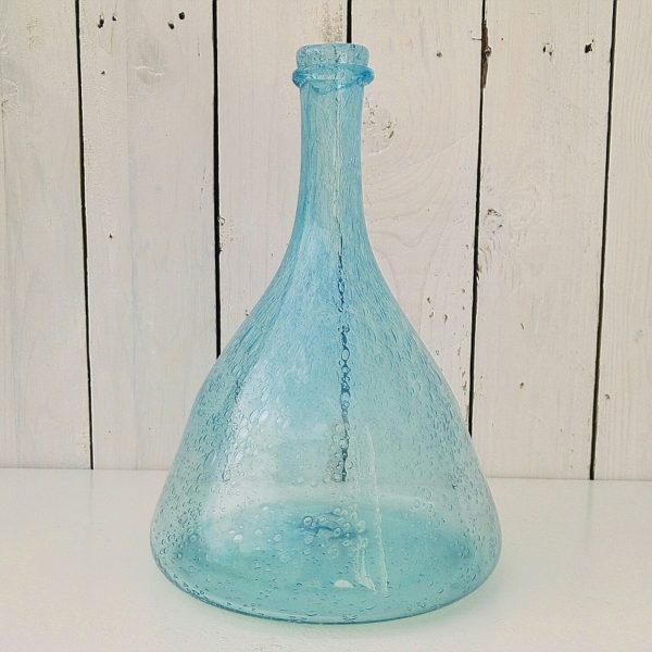 Grande bouteille ou dame-jeanne en verre soufflé de la verrerie de Biot. Les bulles dans le verre sont typique de cette manufacture. De couleur bleue turquoise.  Excellent état. Hauteur : 30 c Diamètre : 20 cm