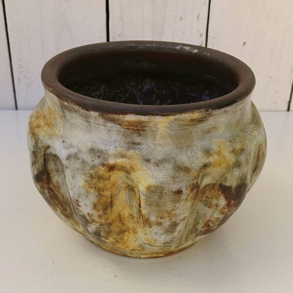 Cache pot en céramique, signé Alexandre Kostanda à Vallauris. Datant des années 50.  Excellent état Hauteur : 11,5 cm Diamètre : 12 cm