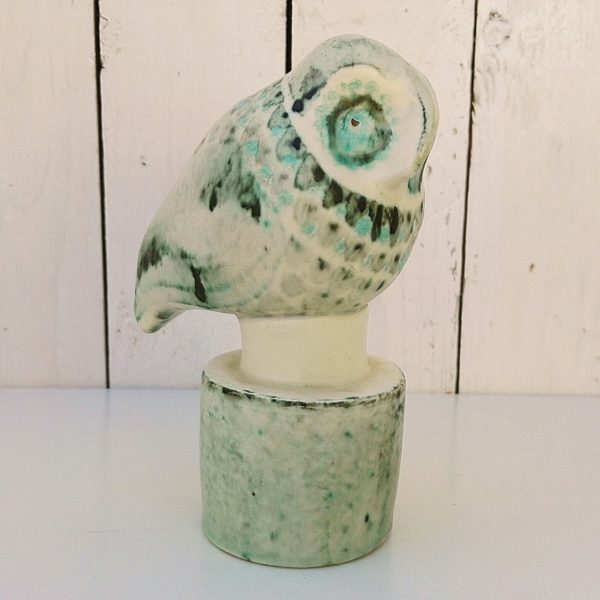 Chouette ou hibou en céramique crée par Danuta Le Hénaff Dans les tons de vert/bleu turquoise. Signé sur le dessous. Excellent état Hauteur : 18 cm