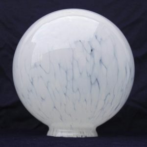 Important globe en verre opalin transparent tacheté blanc, modèle Clichy datant des années 40.  Petites égrenures au niveau du col. Très bon état. Hauteur : 28 cm Diamètre col : 10,1 cm