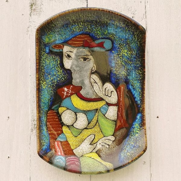 Plat décoratif représentant la femme au chapeau , Marie-Thérèse de Pablo Picasso. Très beau travail d'émaillage et belle représentativité de l'oeuvre de Picasso. Excellent état. Dimensions : 25,5 x 17 cm