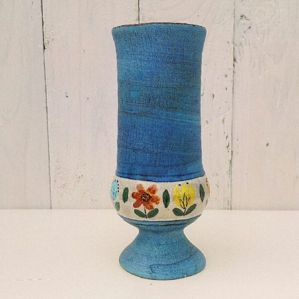 Vase en céramique sur pied douche  par Jean de Lespinasse. Frise à motif de fleurs. Un micro défaut de cuisson sur le pied. Excellent état. Hauteur : 17 cm