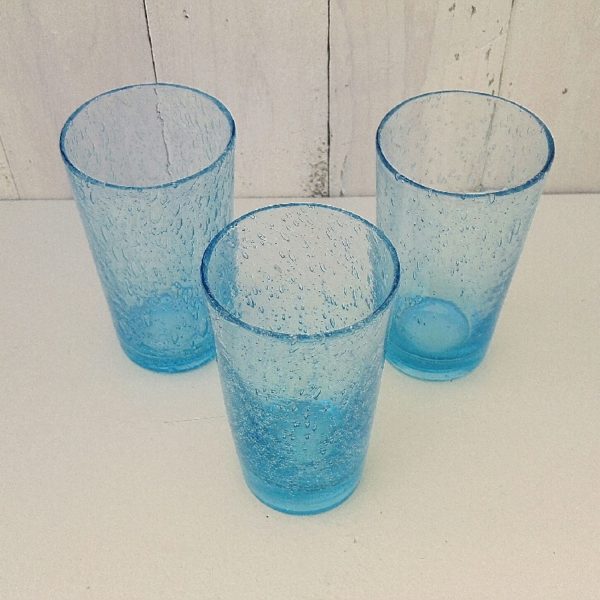 Trois verres de table  en verre soufflé de la verrerie de Biot. Les bulles dans le verre sont typiques de cette manufacture. De couleur bleue turquoise. Excellent état. Hauteur : 13 cm