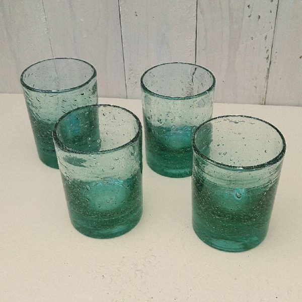Quatre verres de table  en verre soufflé de la verrerie de Biot. Les bulles dans le verre sont typiques de cette manufacture. De couleur vert turquoise. Excellent état. Hauteur : 10,5 cm Diamètre : 7,5 cm