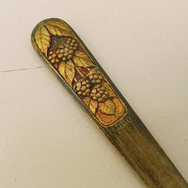 Ancien coupe papier en bronze, ciseler en sa partie haute de fleurs, signé A.Sadoux. Lame tordue vers la pointe. Belle patine. Dans son jus Longueur : 14,5 cm