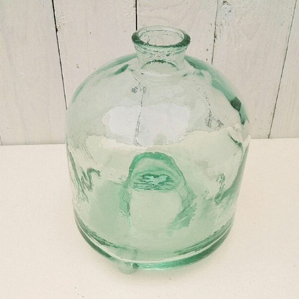 Ancien piège à guêpes tripode en verre très épais, datant des années 60-70. Vous pouvez le détourner en réalisant un jardin en bocal par exemple. Très bon état. Hauteur : 23 cm Diamètre : 18 cm