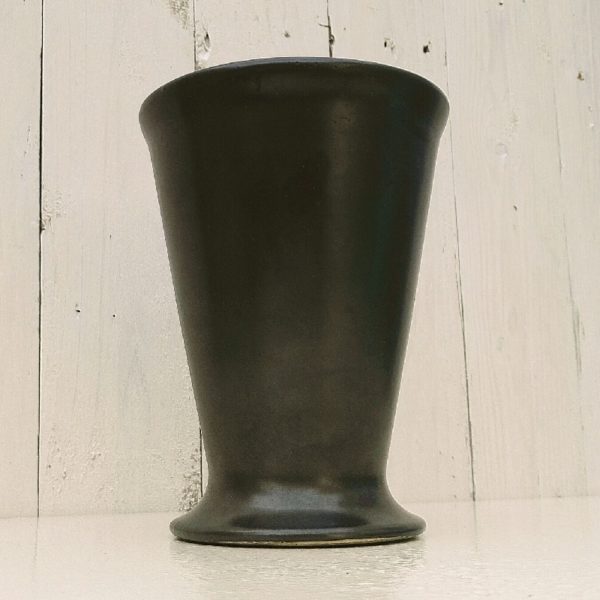 Beau vase en céramique de couleur noir irisé mat. Datant des années 70. Il sera d'un plus bel effet sur votre table. Excellent état. Hauteur : 19,5 cm Diamètre col : 14,5 cm