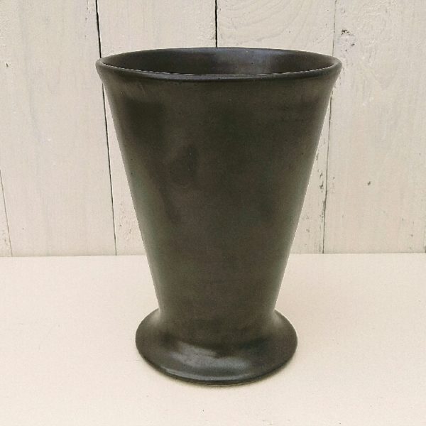 Beau vase en céramique de couleur noir irisé mat. Datant des années 70. Il sera d'un plus bel effet sur votre table. Excellent état. Hauteur : 19,5 cm Diamètre col : 14,5 cm