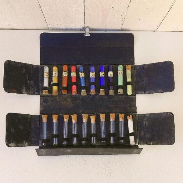 Ancienne mallette de produits lithogènes ( Bezons) comprenant onze tubes à essais remplis de pigments de différentes couleurs et neuf tubes à essais vides. Idéal pour un cabinet de curiosité. Bon état général. Dimensions boite : 25 x 8,5 cm