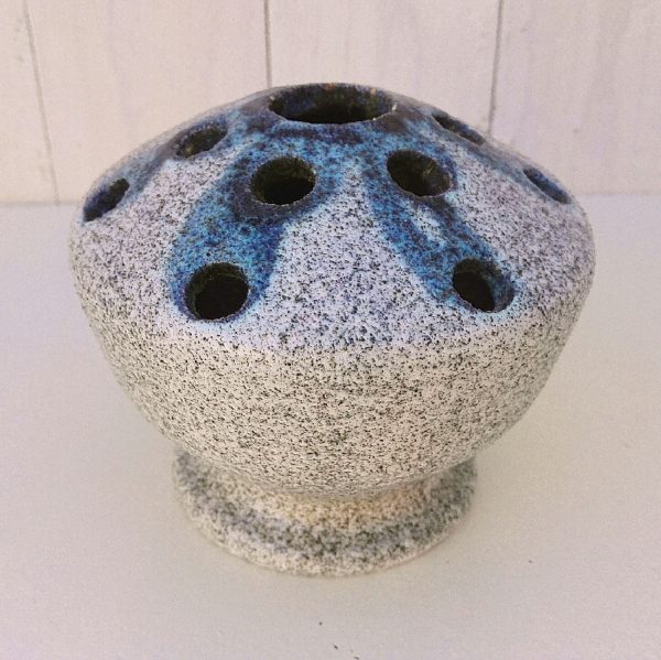 Ancien pique fleur Accolay en céramique dans les tons de bleus-gris, datant des années 50-60. Signé Accolay sur le dessous. Quelques micros égrenures au col central. Très bon état. Hauteur : 11,5 cm Diamètre : ~14 cm