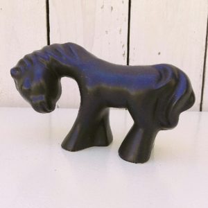 Cheval en céramique noire satinée datant des années 60 faisant penser au travail de Colette Guéden. Excellent état Hauteur : 8 cm Longueur : 15 cm