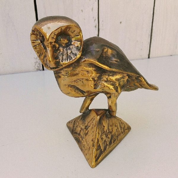 Sculpture représentant une chouette ou hibou en bronze massif doré sur un socle pyramidale par Yves Lohe. Belle patine. Très bon état Hauteur : 14 cm Poids : 1,295 kg