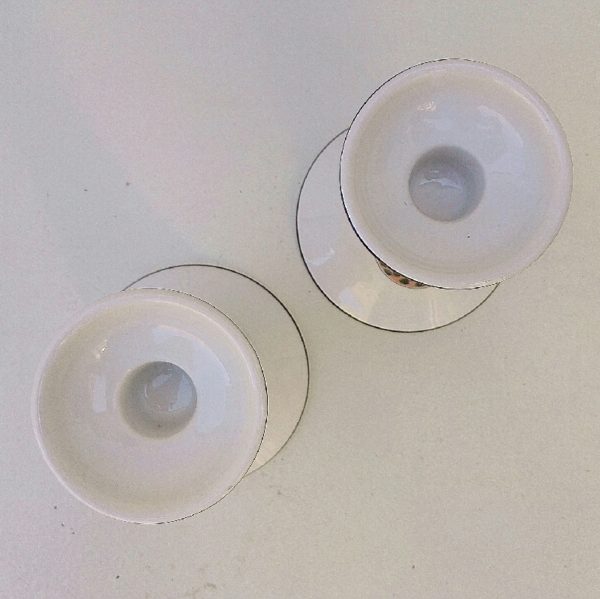 Paire de bougeoirs en porcelaine Villeroy & Boch, décor naïf par Laplau. Quelques petites rayures d'usage sans gravité. Bon état général. Hauteur : 12,5 cm