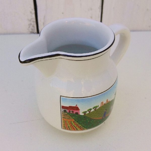 Petit pot à lait en porcelaine Villeroy & Boch, décor naïf par Laplau. Quelques petites rayures d'usage sans gravité. Très bon état. Hauteur  : 9 cm