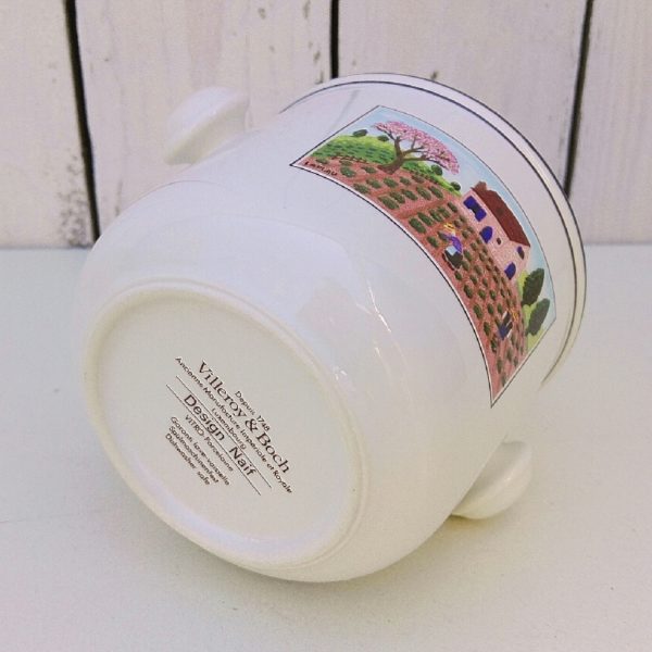 Pot à poignée en porcelaine Villeroy & Boch, décor naïf par Laplau. Peut aussi servir de cache pot. Quelques petites rayures d'usage sans gravité. Bon état général. Hauteur : 9 cm Diamètres : 10,5 cm