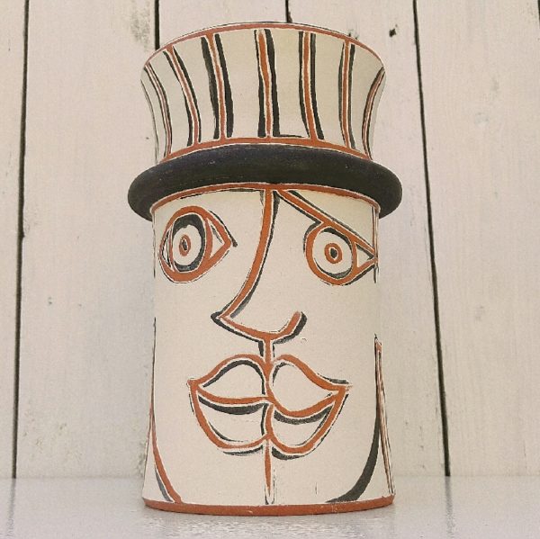Grand vase en terre cuite à décor de visages cubistes, signé Muriel Goro à Lunel. Excellent état. Hauteur : 22 cm Diamètre : 12 cm