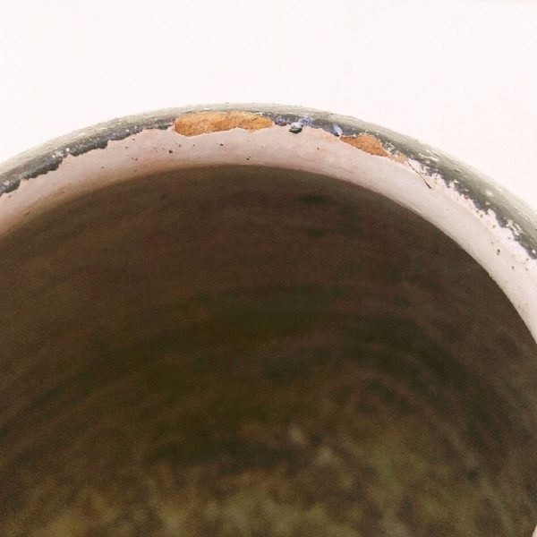 Vase de forme organique en céramique, à décor de scarifications dans les tons prune, noir et vert céladon effet moucheté. Deux égrenures sur le col. Bon état général. Hauteur : 13,5 cm